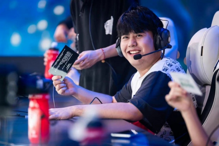 中场球员而 中场球员而